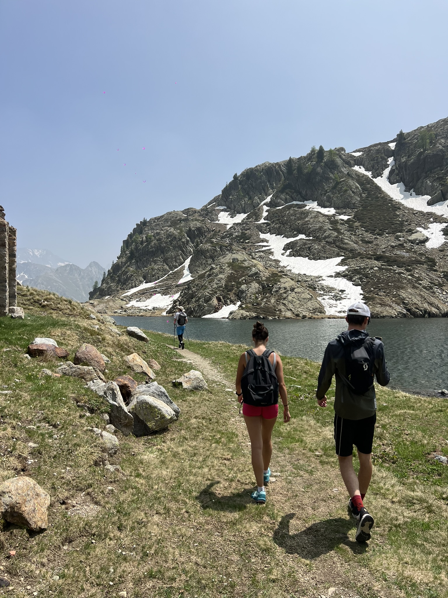 Mountain adventure with the crew! Hiking, camping, and amazing conversations on the road. This is what travel should be about - real connections and shared experiences 🏔️